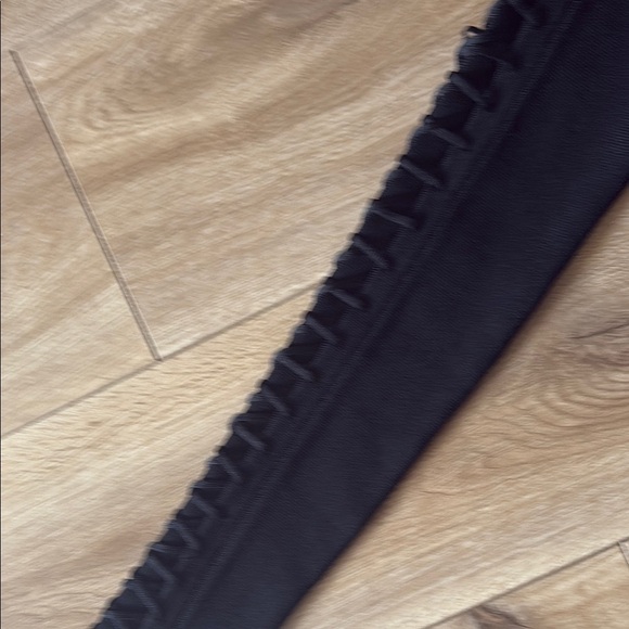 Black V-Neck Ruffled Long Sleeve Dress - Picture 5 of 10